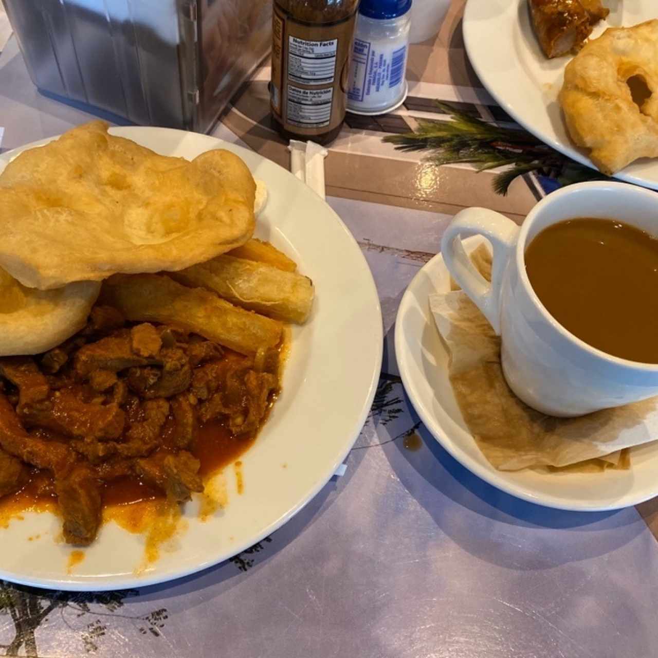 Hojaldra, bistec picado, yuka frita y cafe