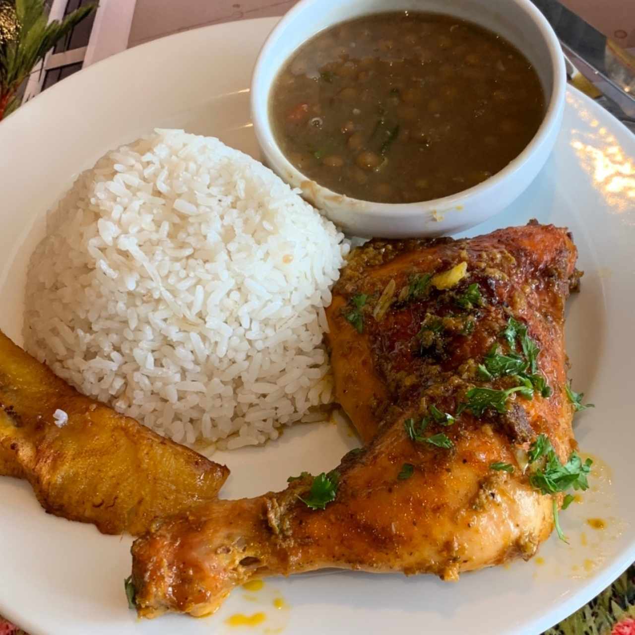 Pollo Asado con Arroz, Lentejas y Tajada