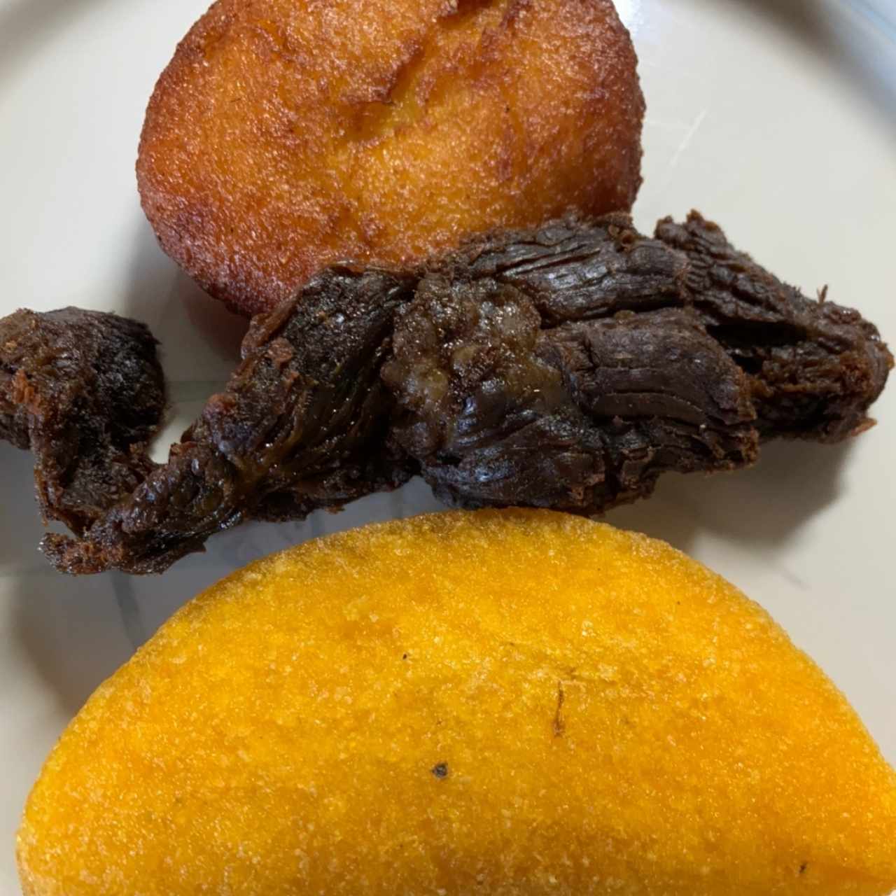 Empanada de Maíz Rellena de Carne, Torrejas de Bacalao y Carne Frita