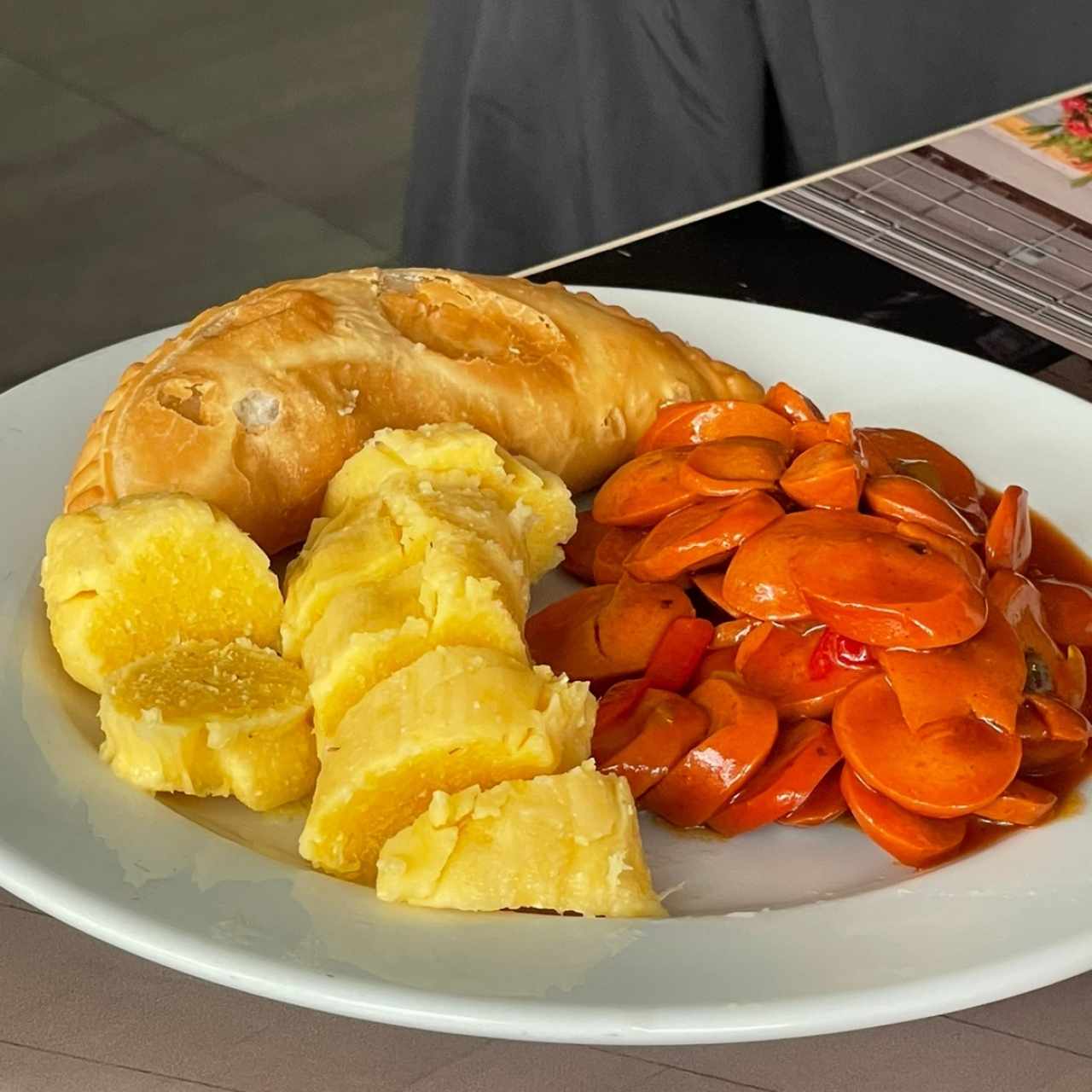 Empanada de Pollo, Salchichas Guisadas y Bollo