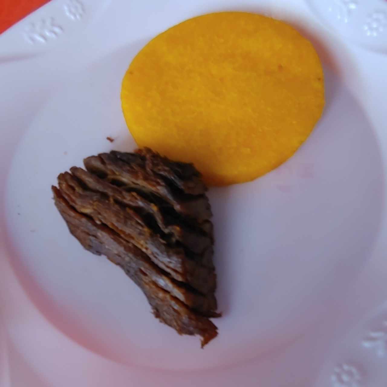 Tortillas de maíz fritas y carne frita