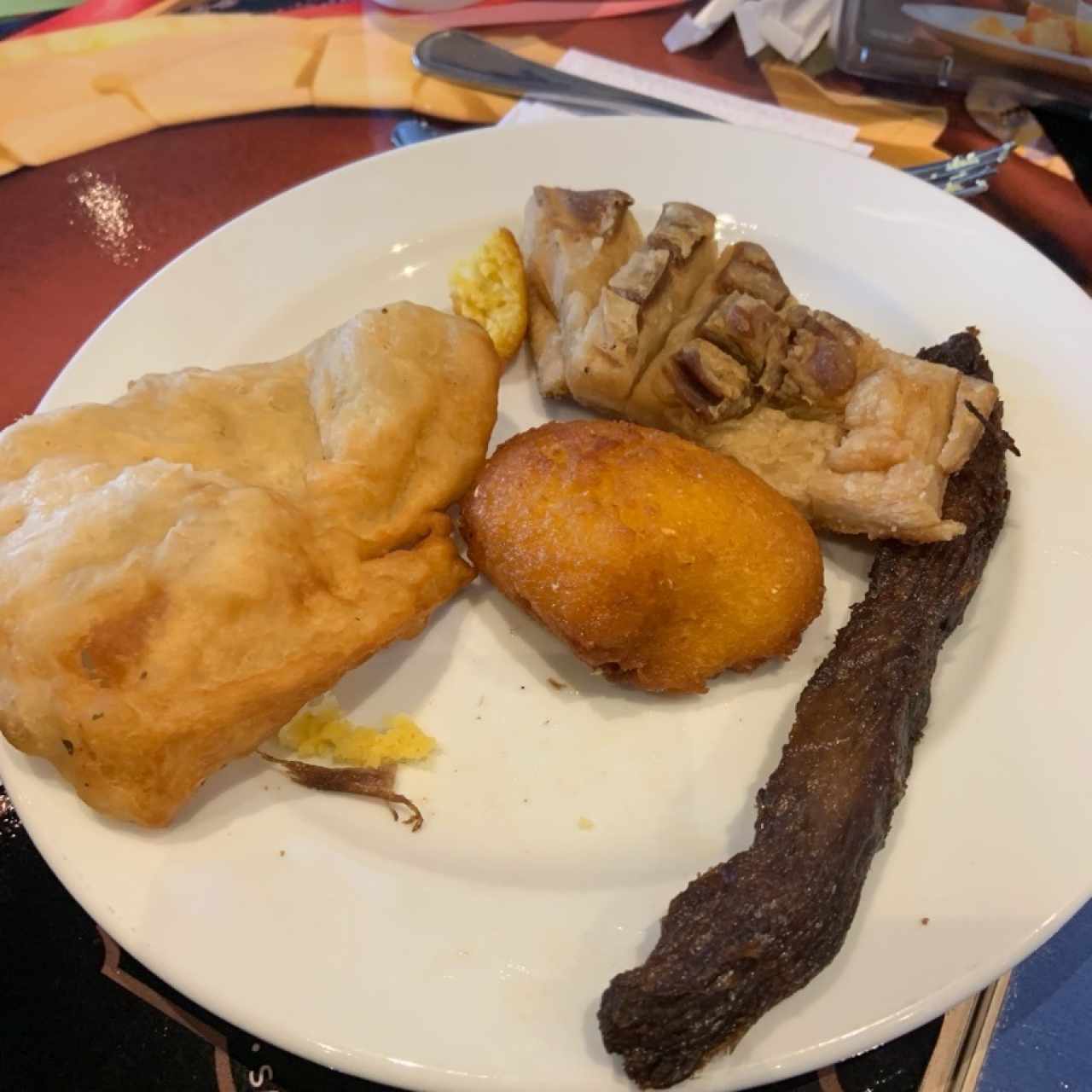 Hojaldra, chicharron, torreja de maiz, y carne frita