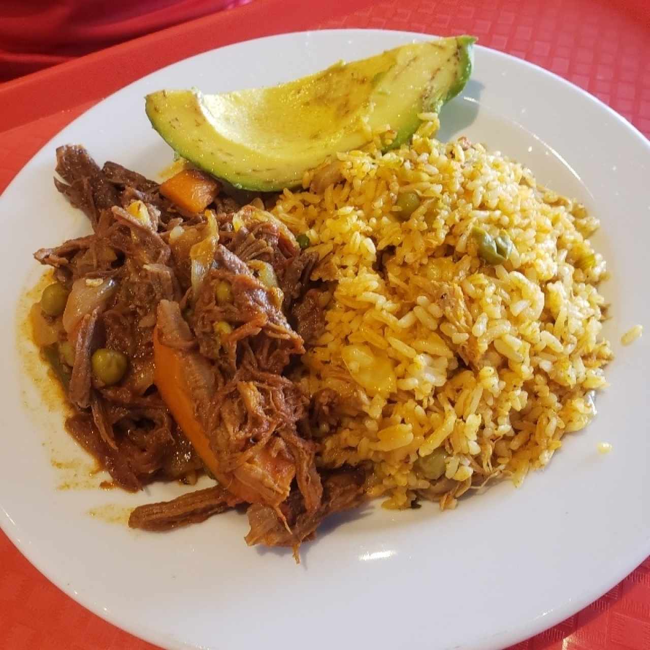 Arroz con pollo, carne mechada y aguacate