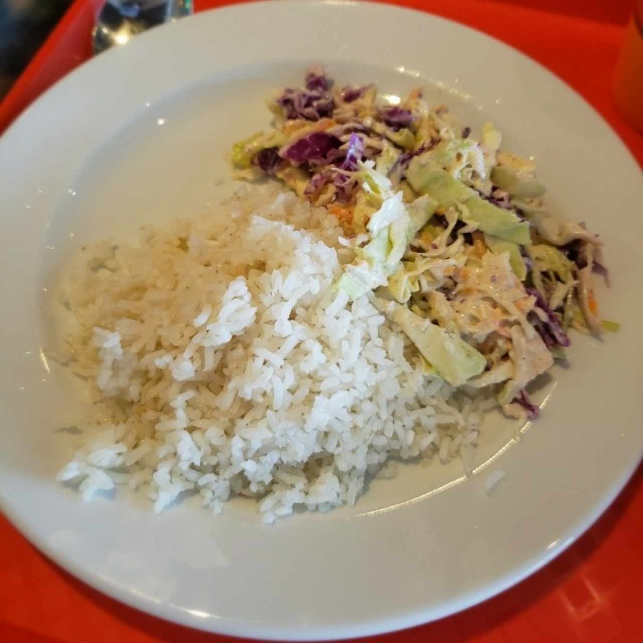 Arroz blanco (incluído al pedir sancocho) y ensalada de repollos con zanahoria