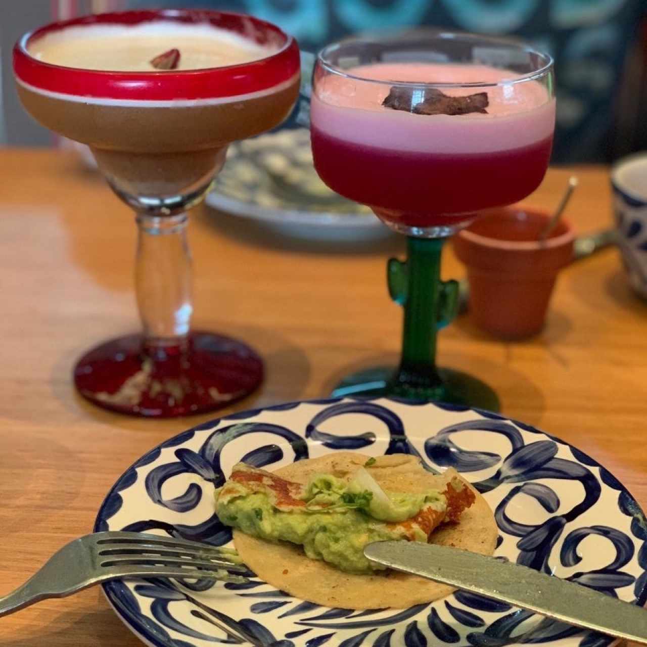 Chicharrón con queso y cocteles La Biquita y Guadalupe