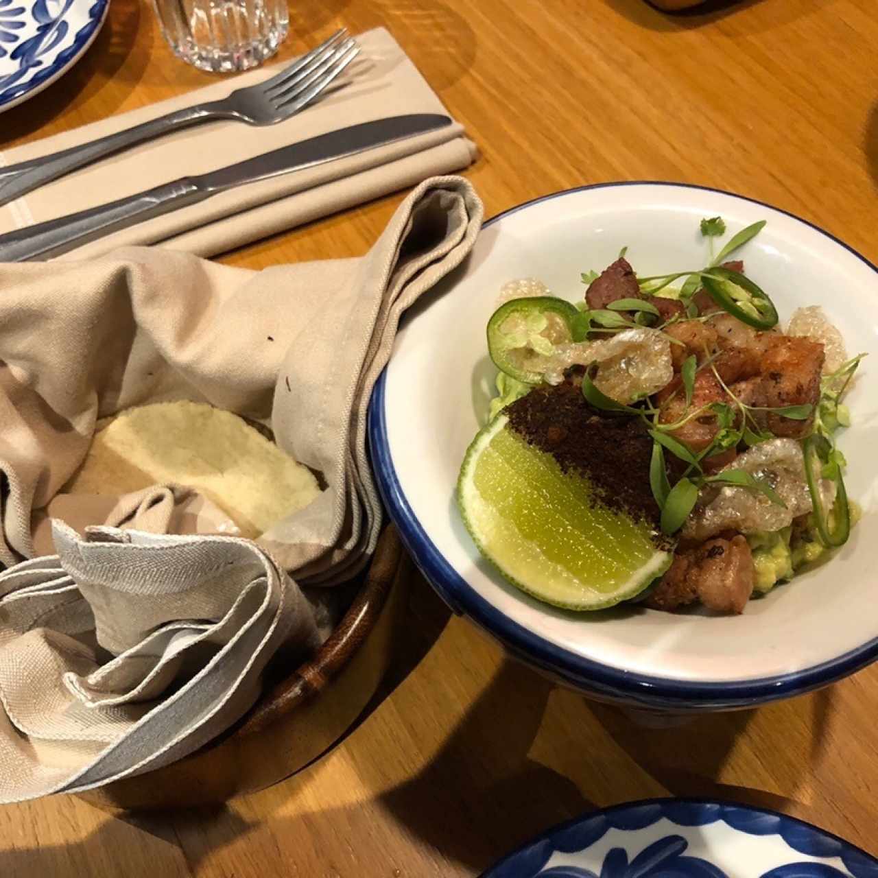 Entrada de Aguacate, Chicharrón y Tortillas