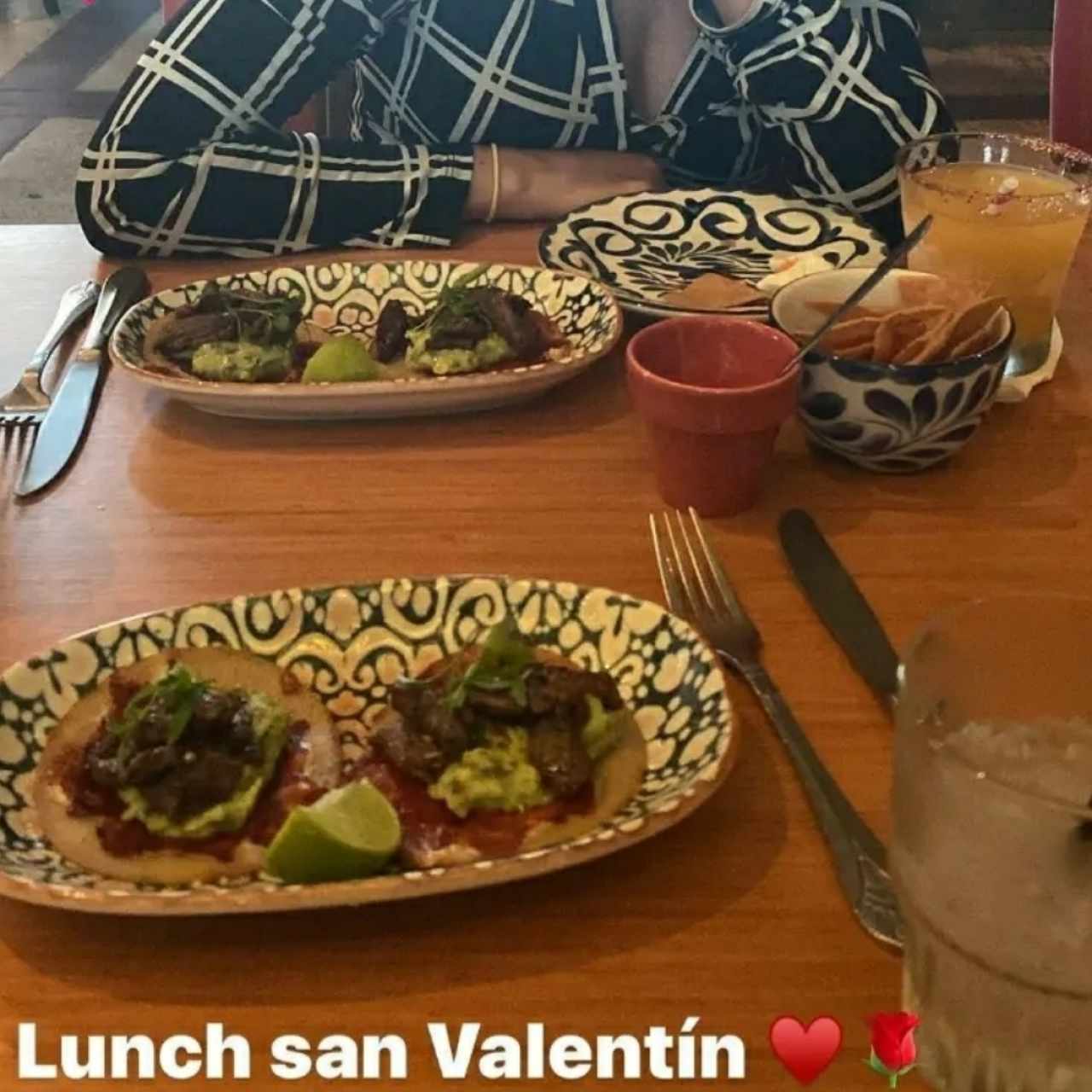 Tacos de entraña y margarita de Maracuya.