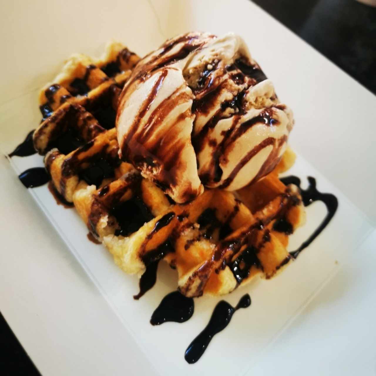 Waffle con helado de café 