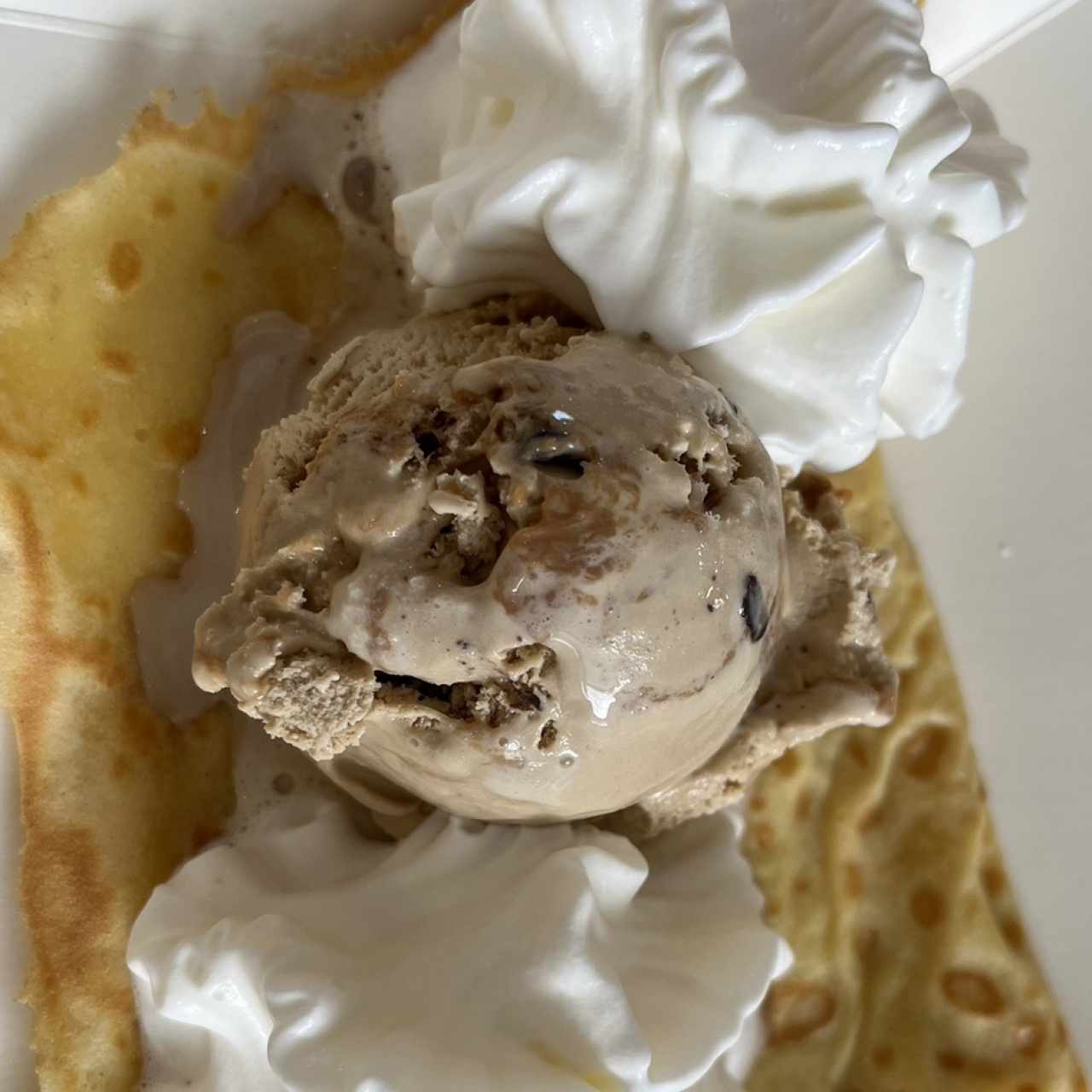 Crepe con helado café y crema batida