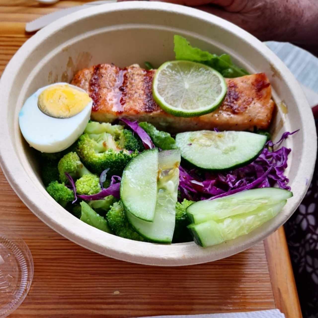 Salmón con ensalada