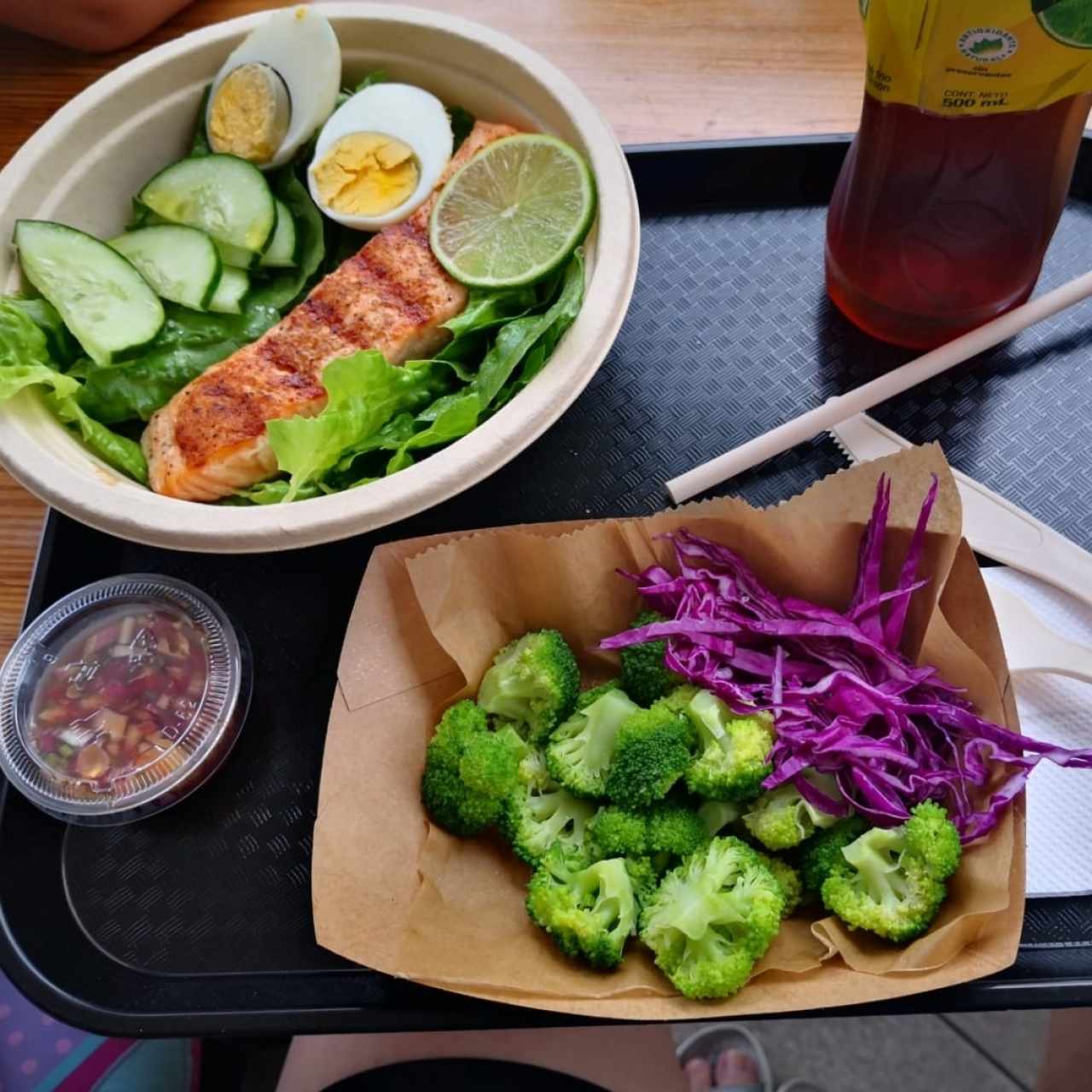 Salmón con ensalada - brócoli y repollo separados