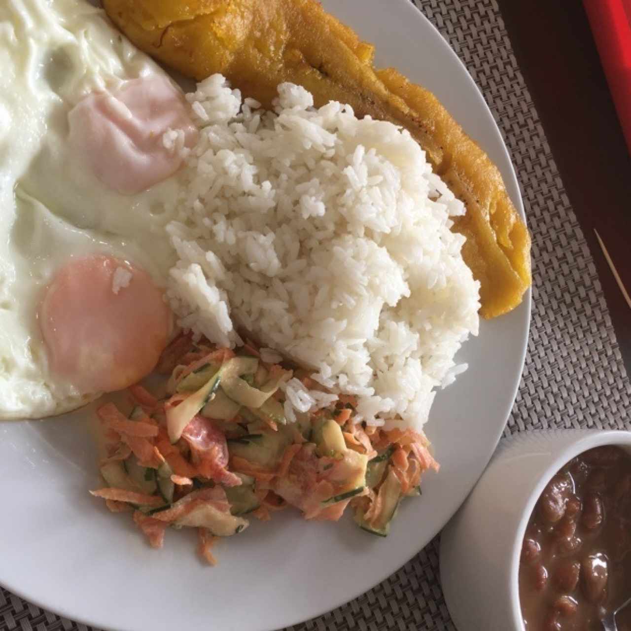 menu con huevo frito y frijoles