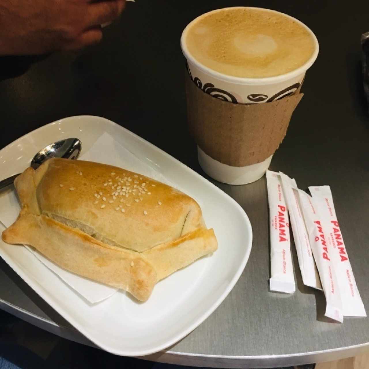 Capuccino y empanada de pollo.