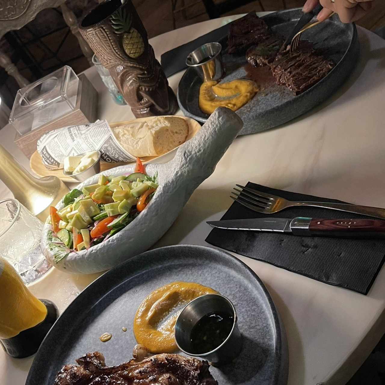 Rib eye, ensalada de huerto, pan baguette, entraña campesina