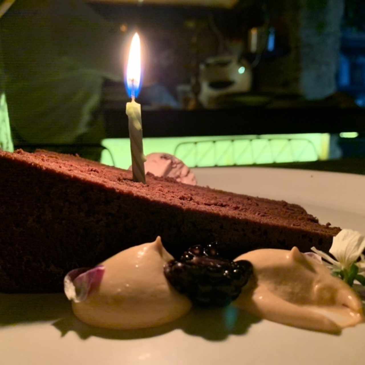 torta con 56% de cacao con helado de vino rosa con petalos