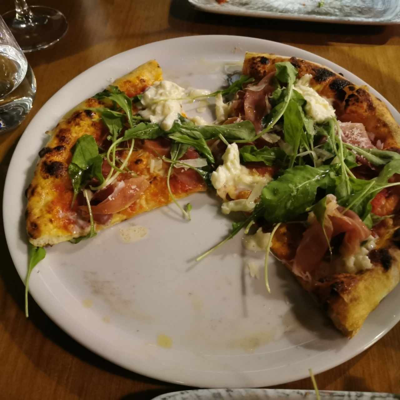 Pizza de prosciutto y arugula