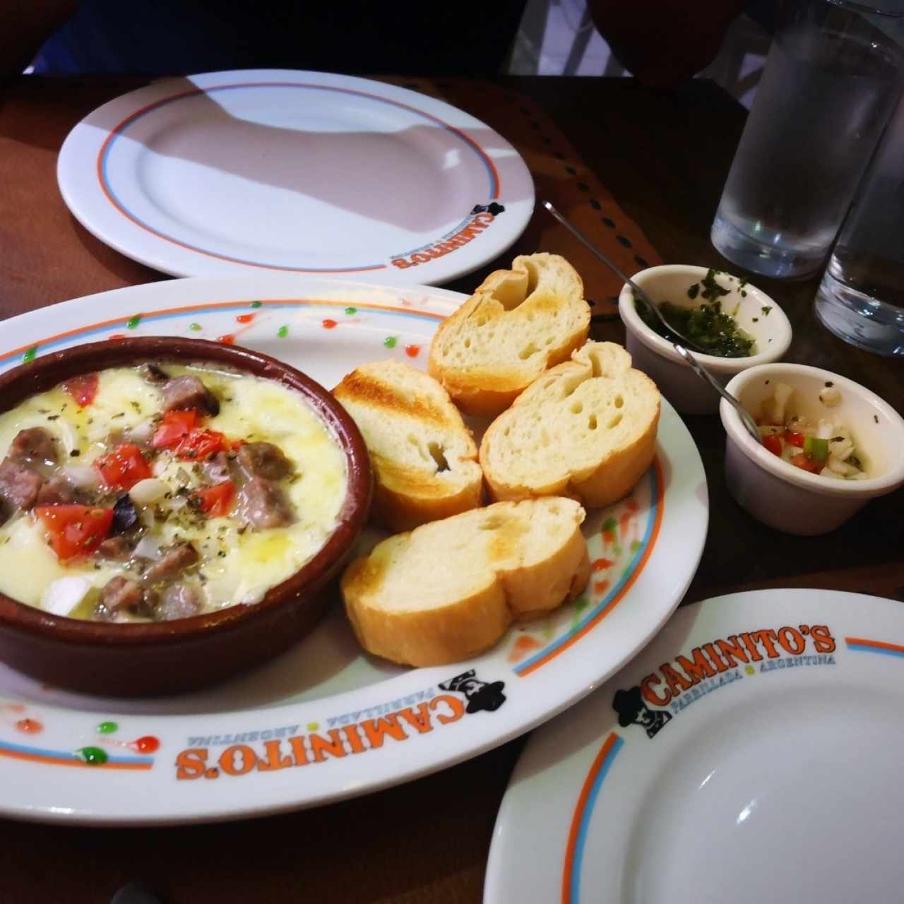 Provoleta Caminitos (tomate, cebolla y chorizo)