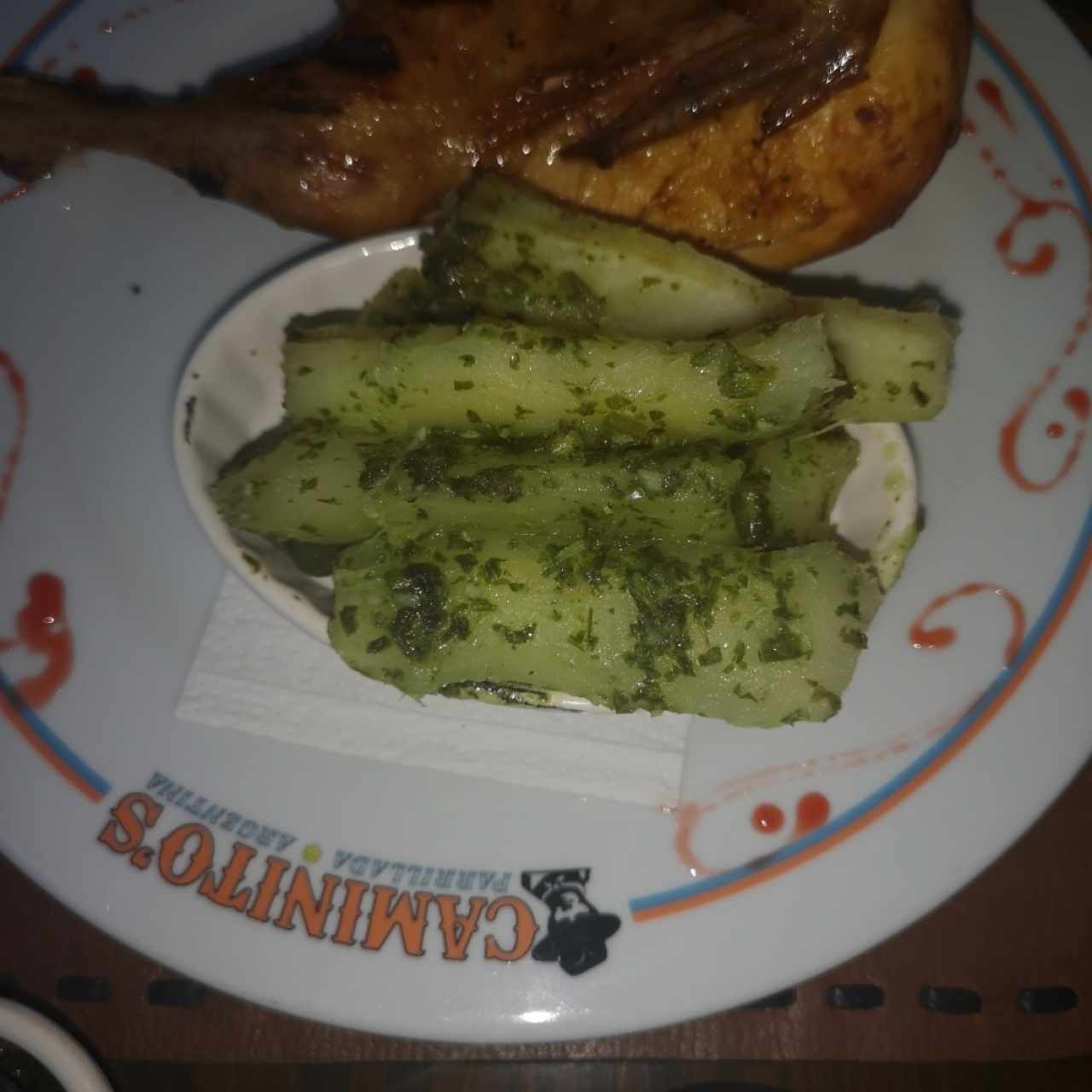 1/2 Pollo al Carbón con yuca al mojo