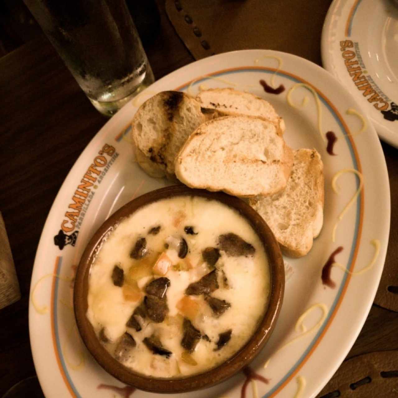 Provoleta Caminitos (tomate, cebolla y chorizo)