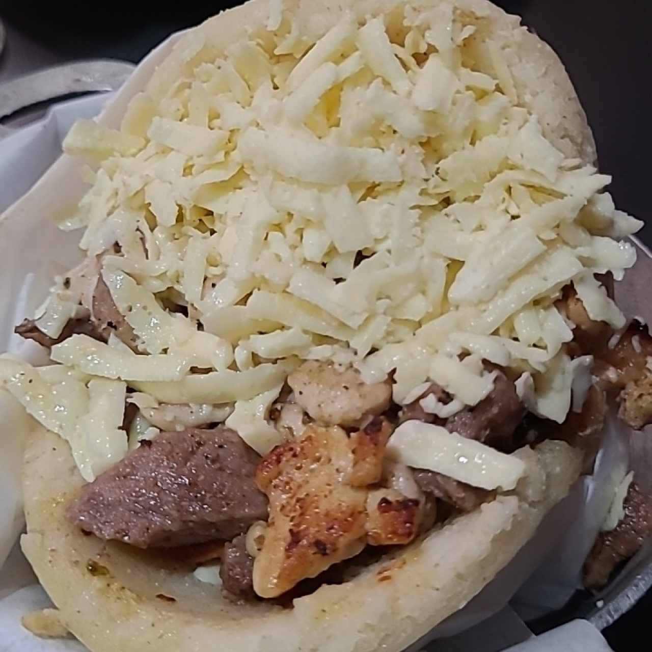 Arepa tres carnes asadas al grill