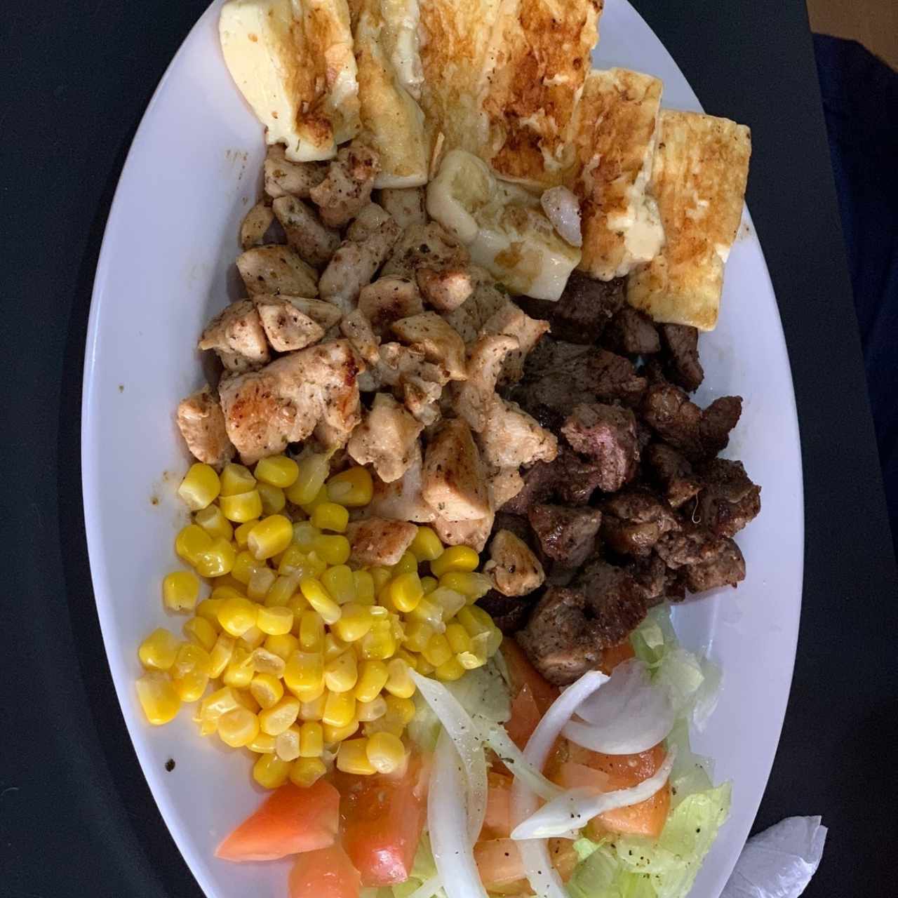 Bandeja de carne, puerco, queso, maiz y ensalada