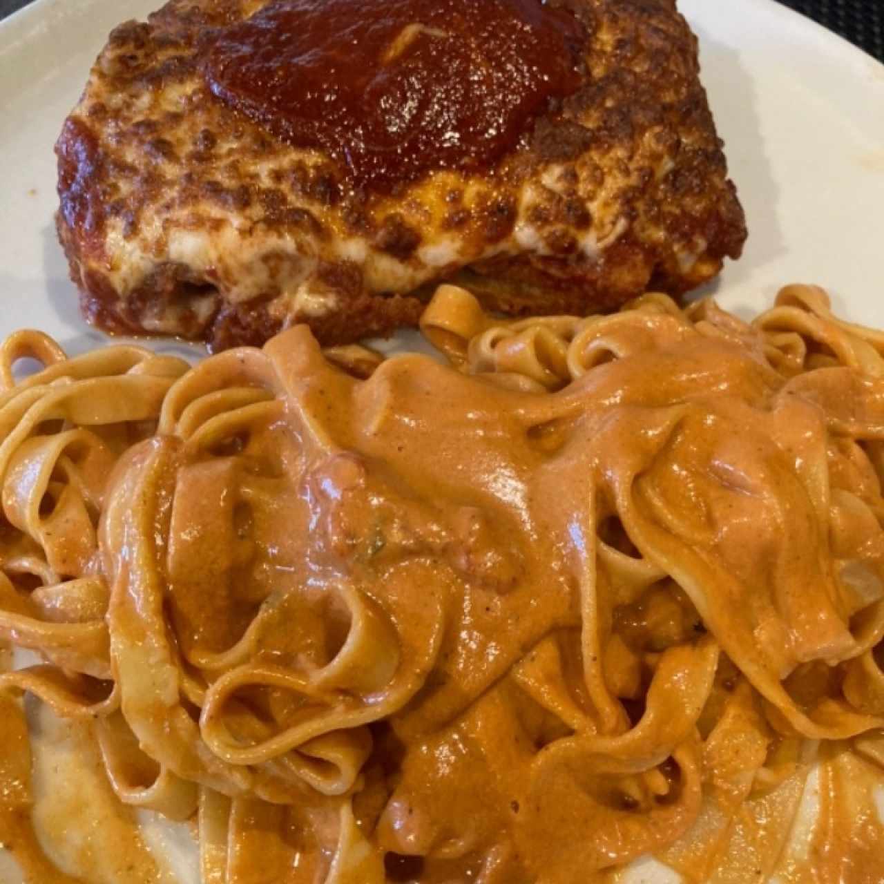 Filete de Res Nacional a la Parmigiana con Fetuccini en Salsa Rosada 