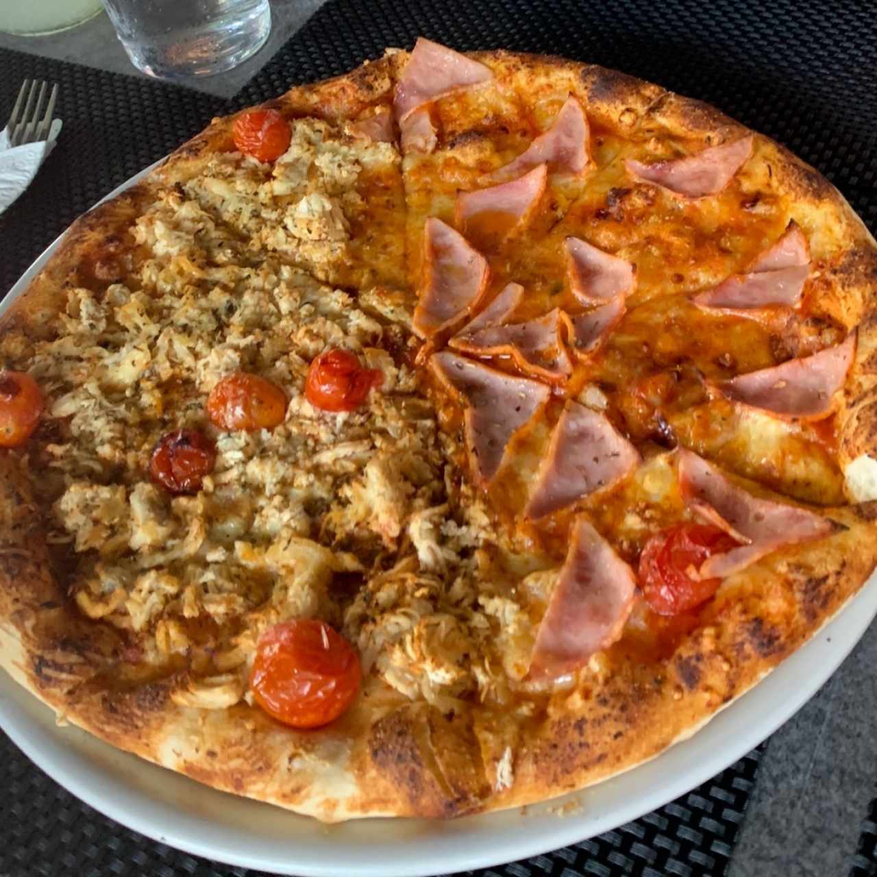 Pizza de mitad jamón y pollo