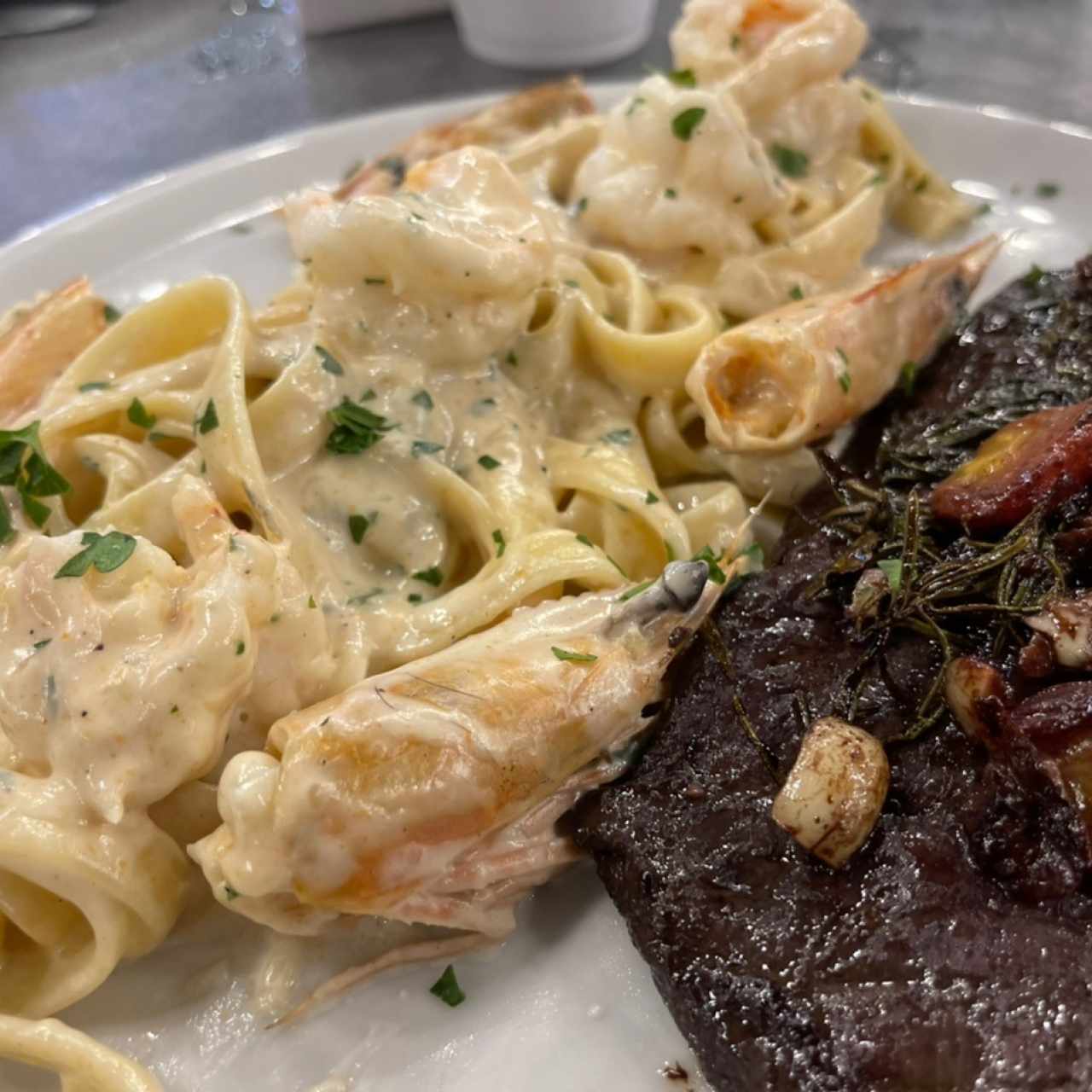 fettucine con langostinos y entraña