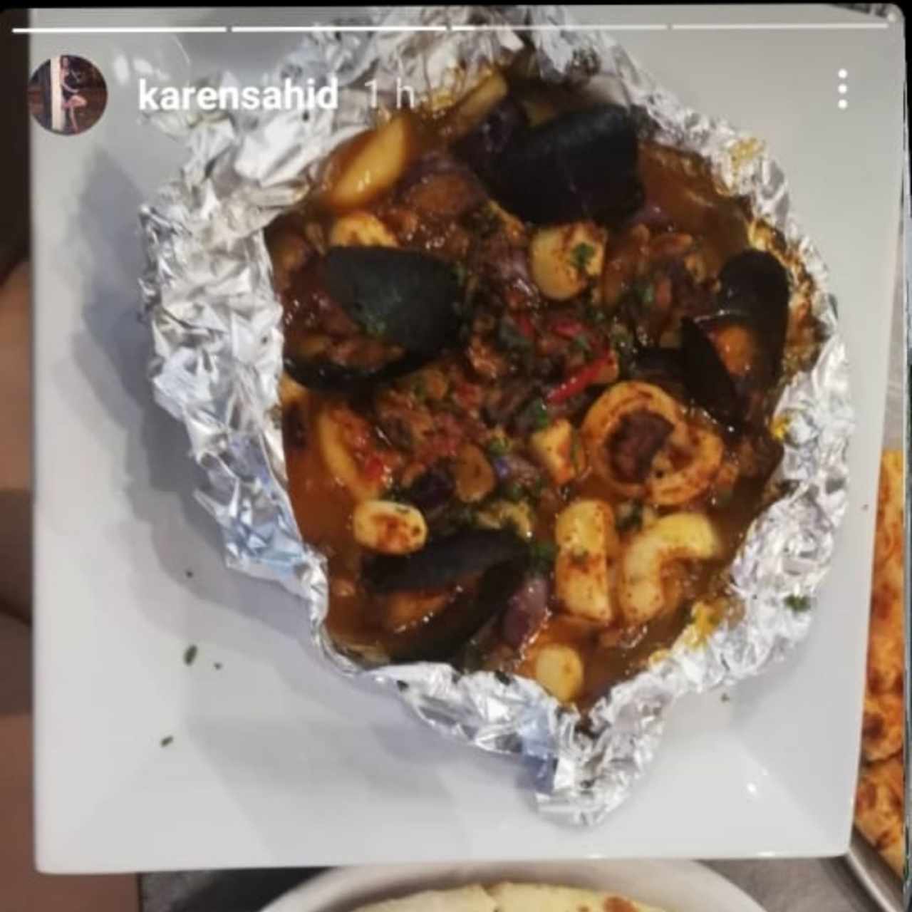 pescatore al cartucho con vegetales salteados y pan pita