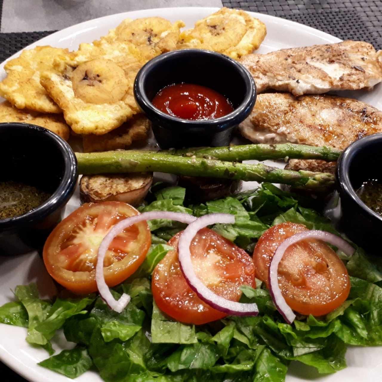 Pollo a la plancha con patacones espárragos y berenjena