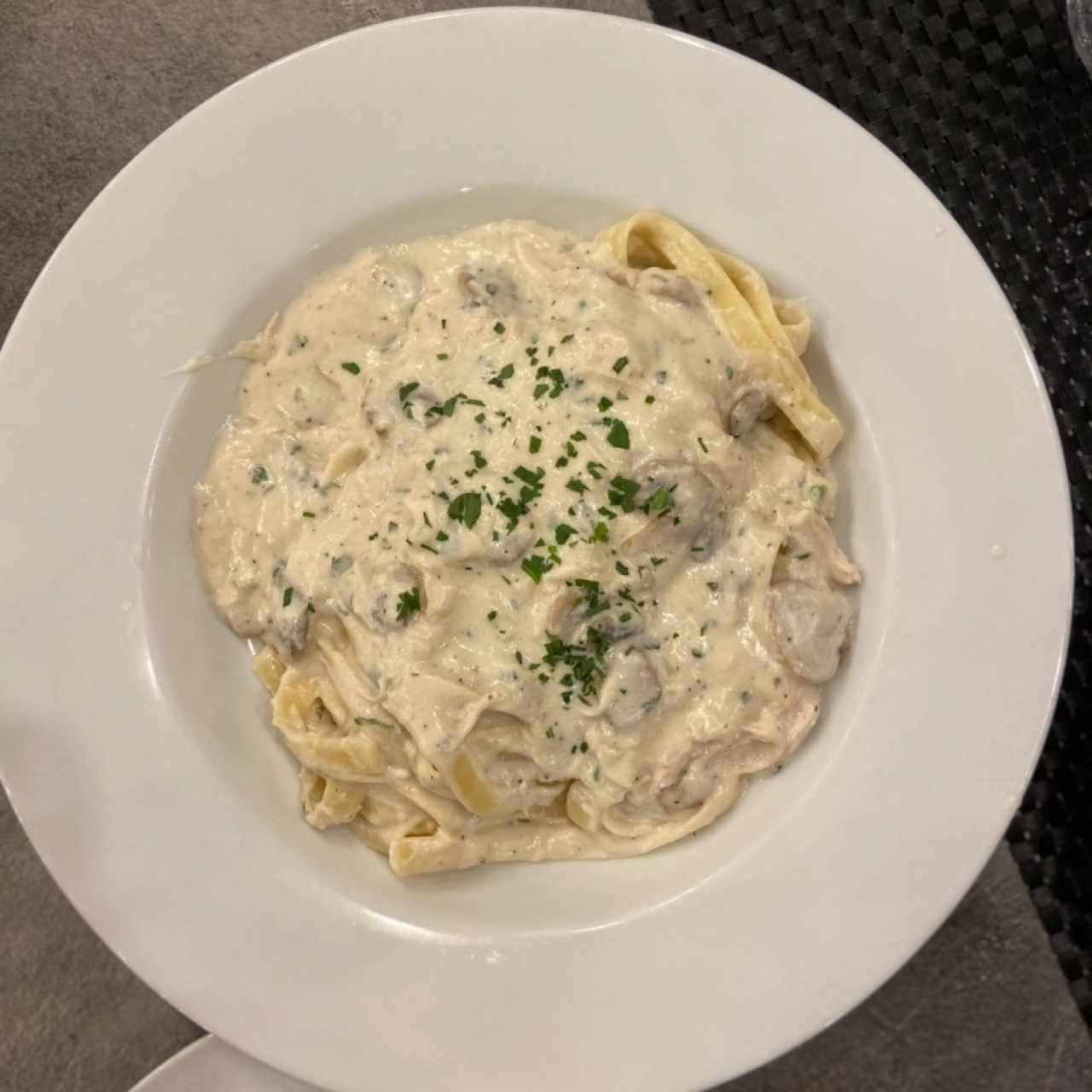 Tagliatelle con Portobello y Pollo en Crema de Parmesano