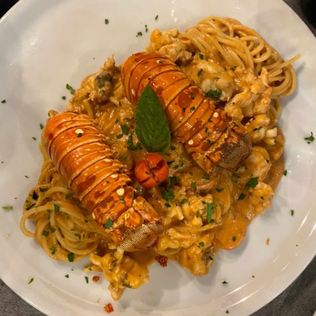 Fettuccine con Langosta a la Raffaela / Salsa del Chef