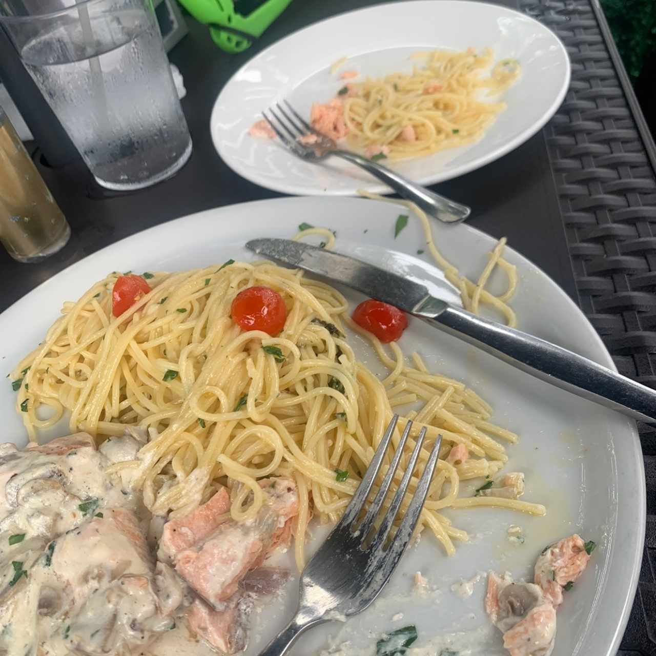 Salmón en Crema de Hongos con Pasta al Oleo