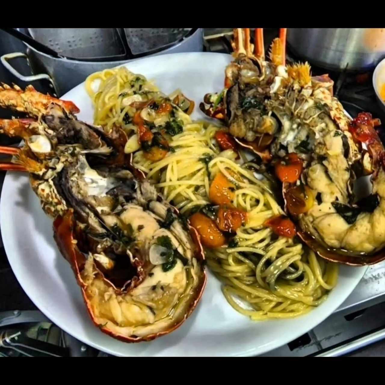 Langosta entera machiatta con pasta al óleo. una delicia 😋