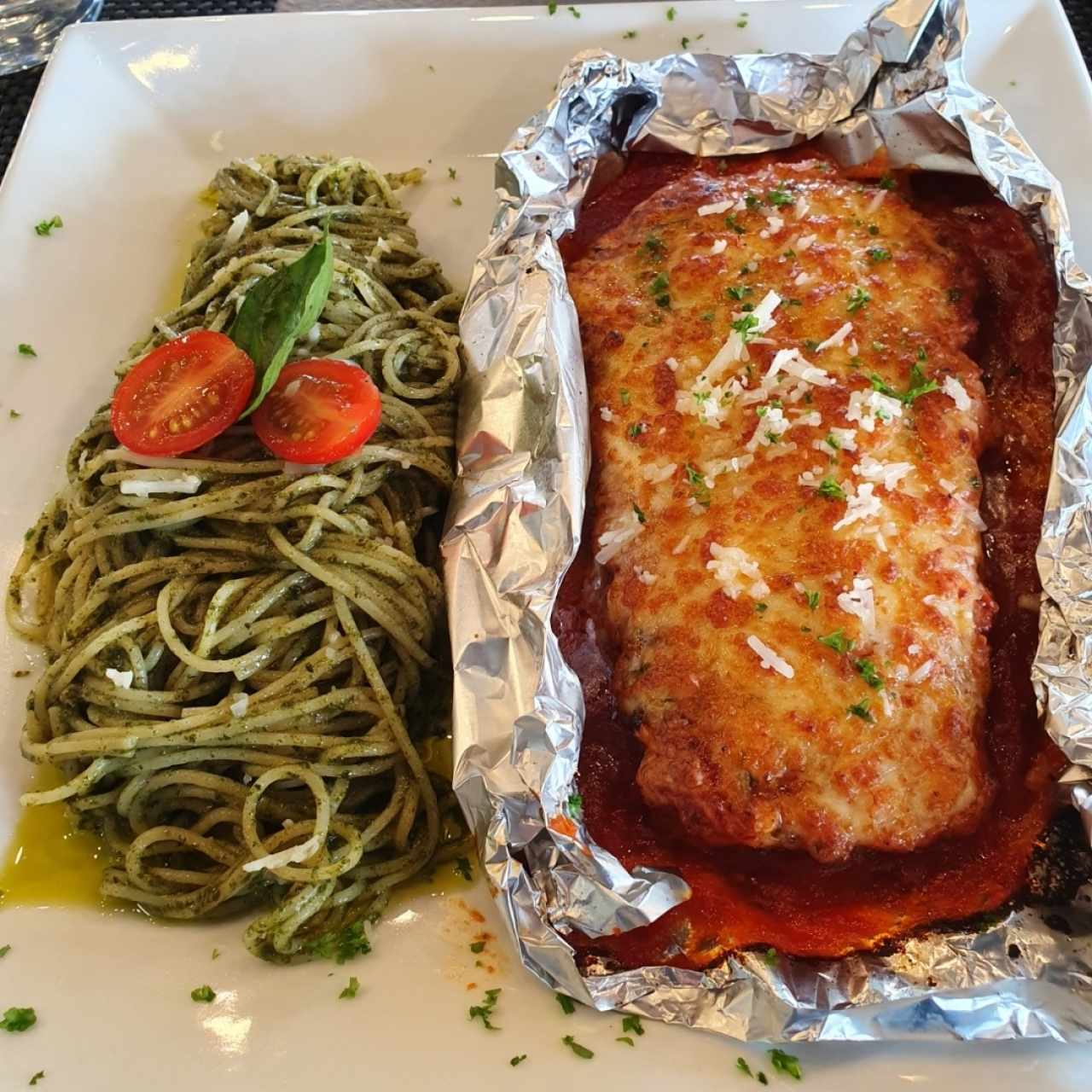 Rib Eye a la Parmesana con pasta al pesto