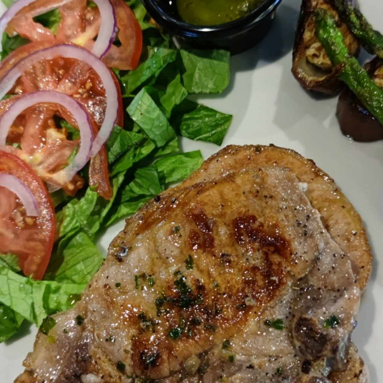 chuletas con berenjena espárragos y ensalada