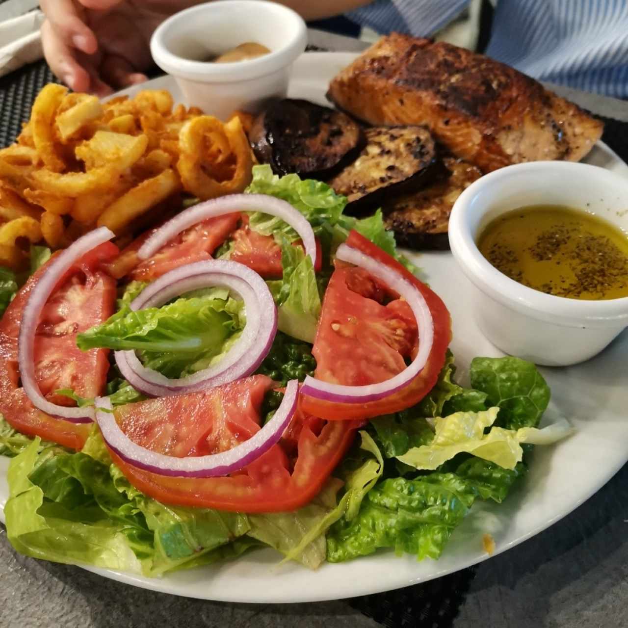 Salmón con ensalada 