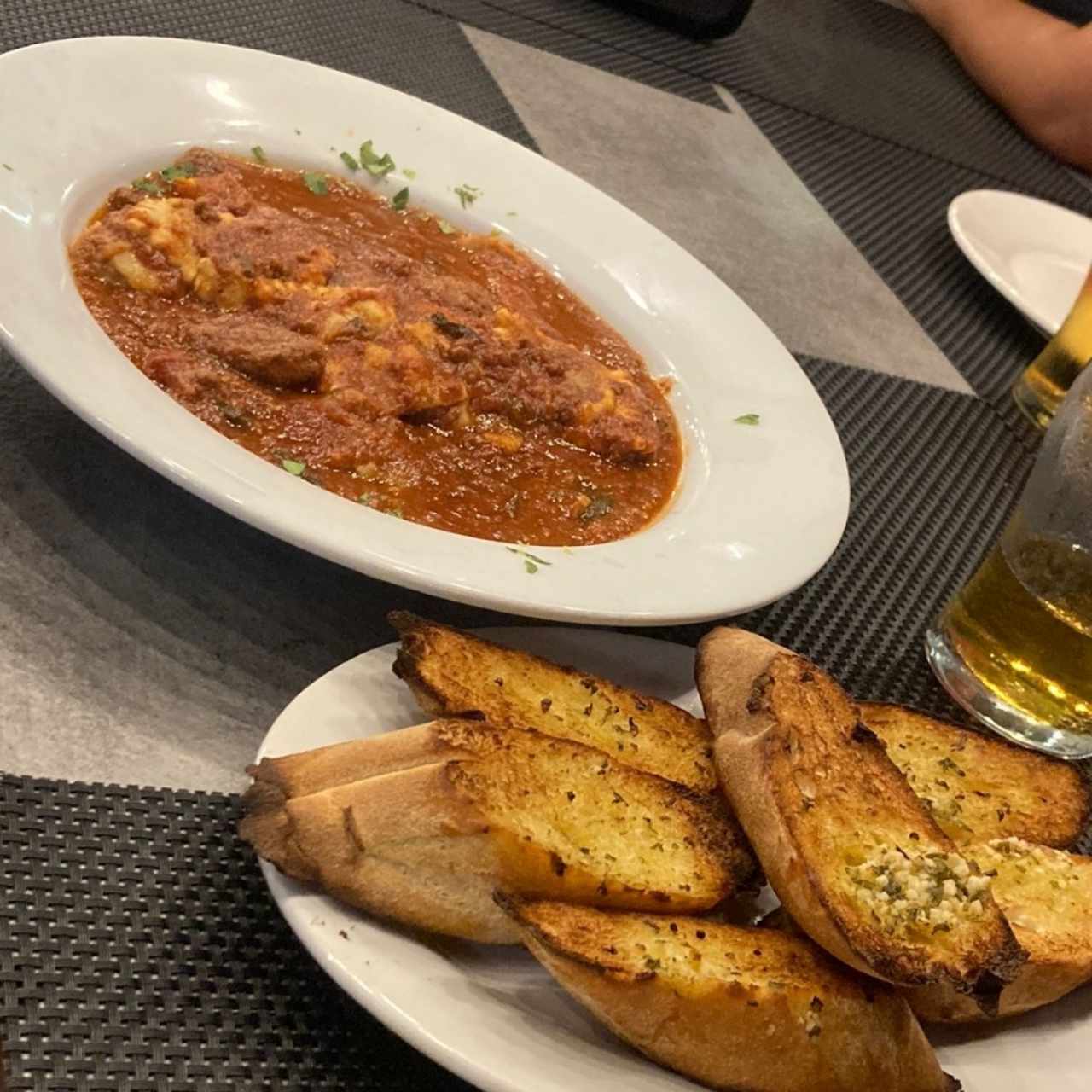 Raviolli con pan de ajo 