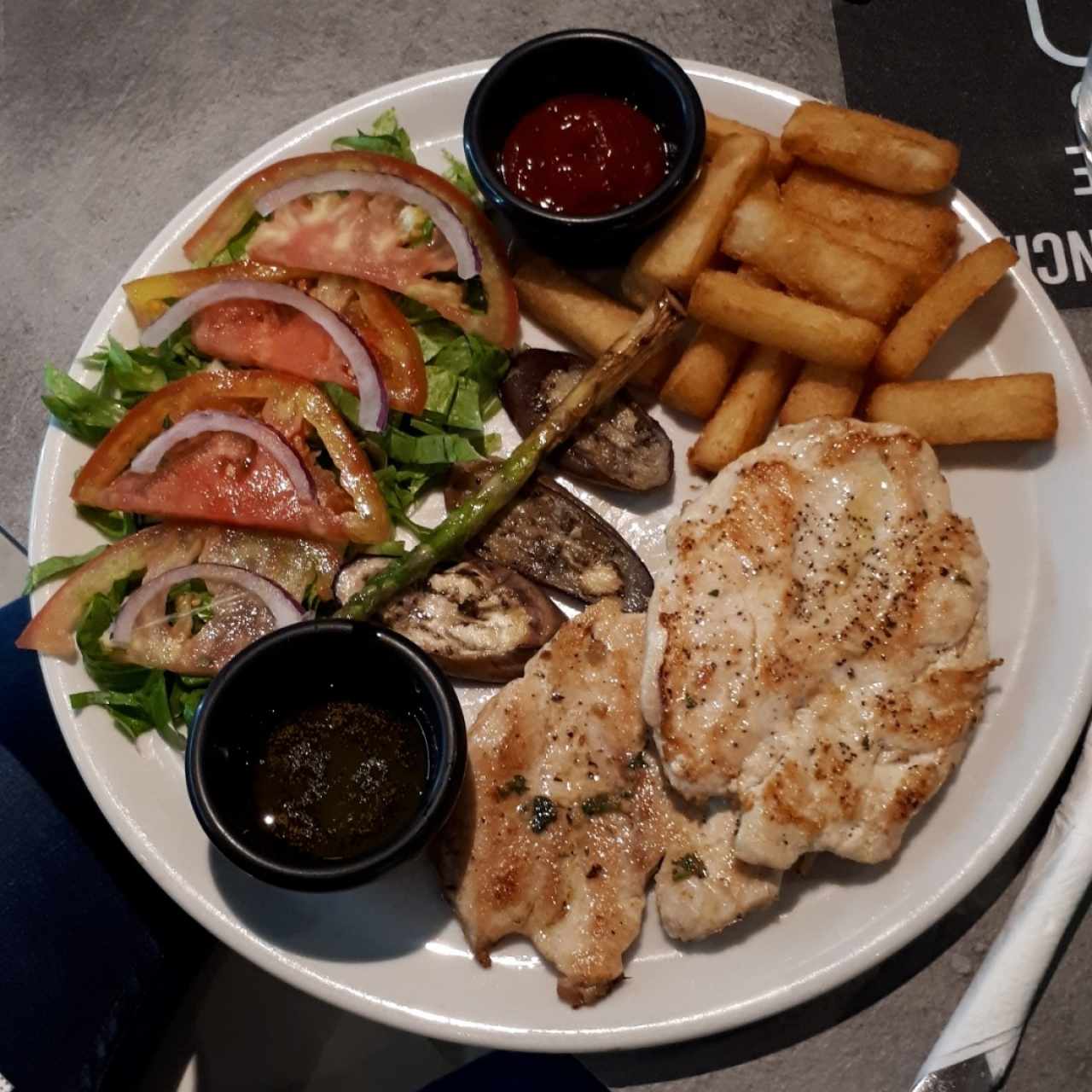 Filete de pollo a la plancha con ensalada + acompañamiento