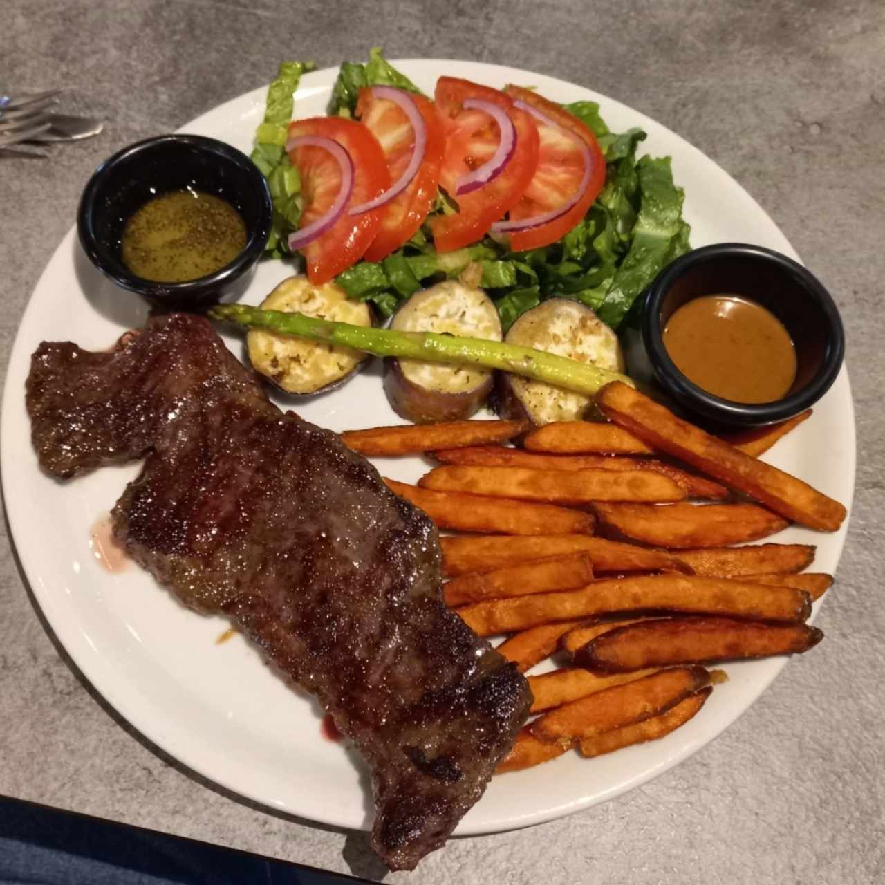 Entraña con ensalada + acompañamiento