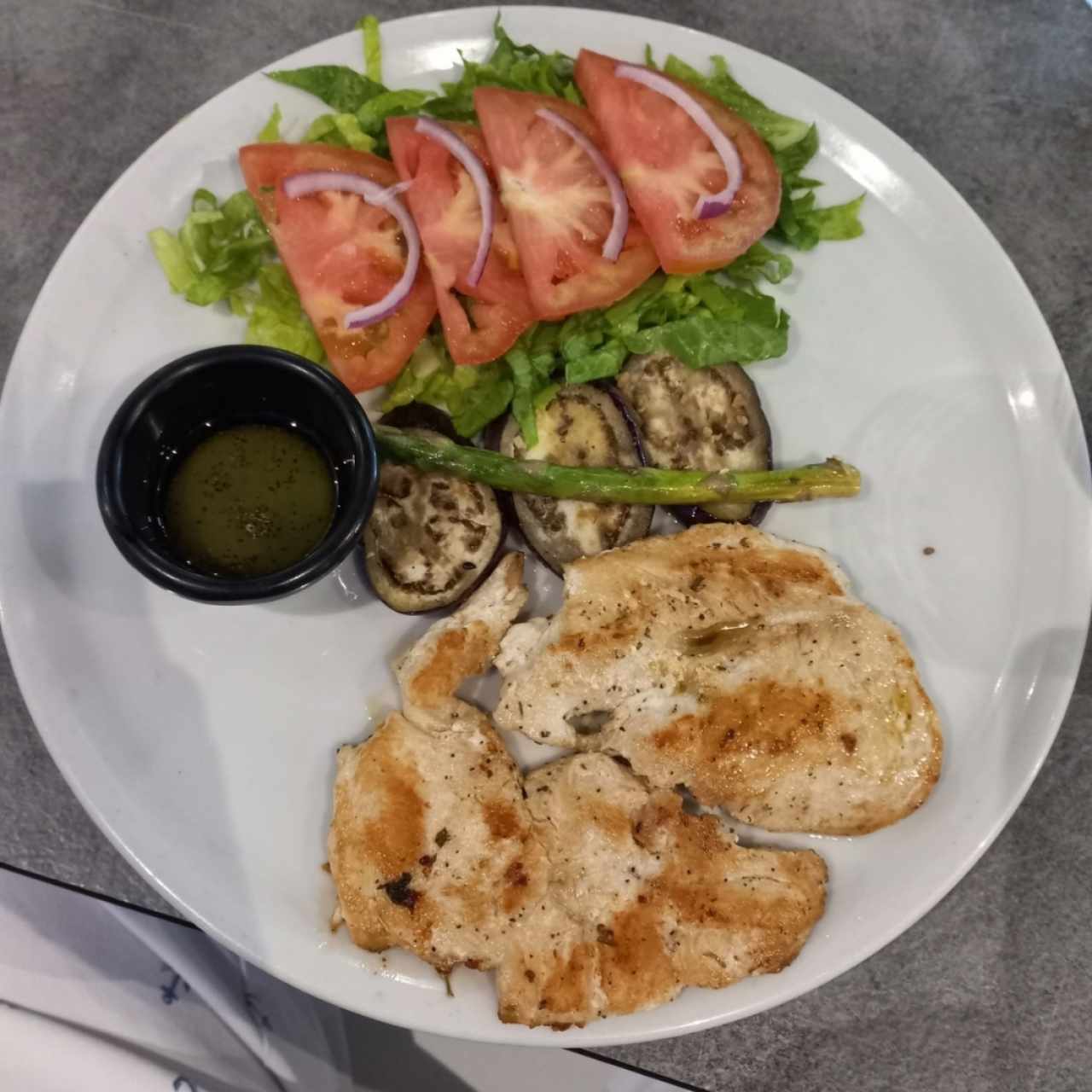 Filete de pollo a la plancha con ensalada + acompañamiento