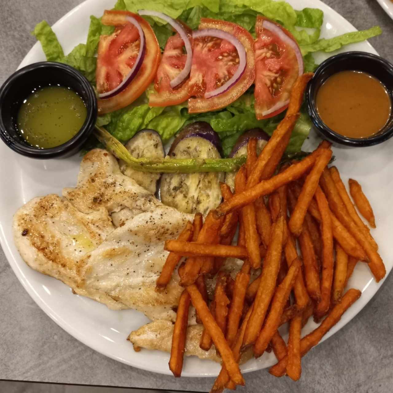 Filete de pollo a la plancha con ensalada + acompañamiento