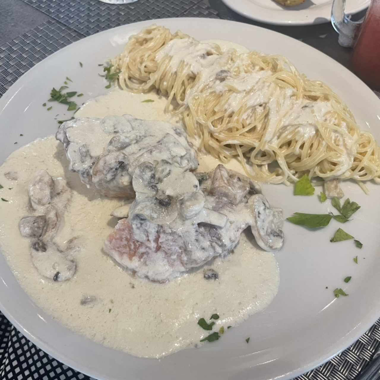 Salmon con crema de hongos 