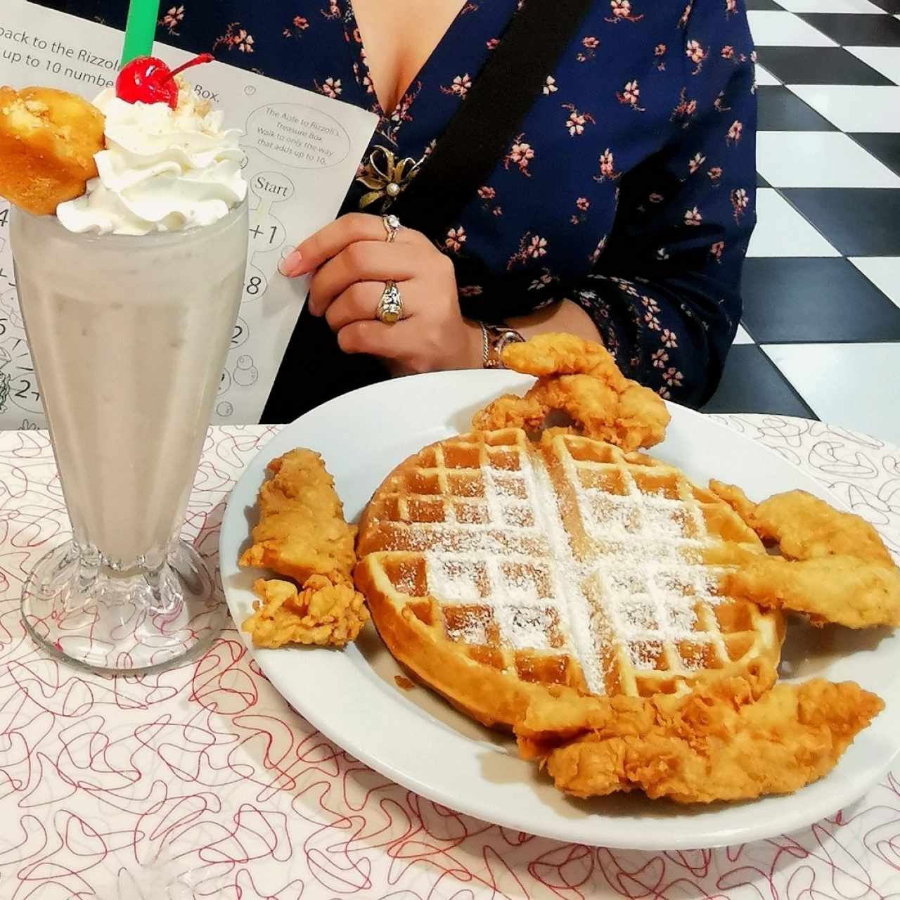 waffles con pollo y malteada de cinnamon