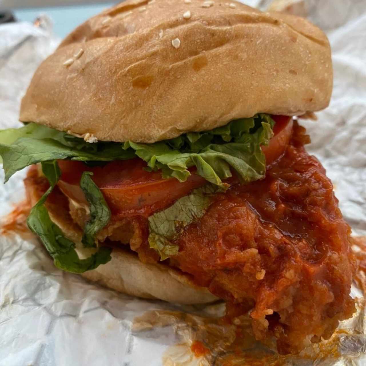 Buffalo Chicken Burger con Papas Fritas