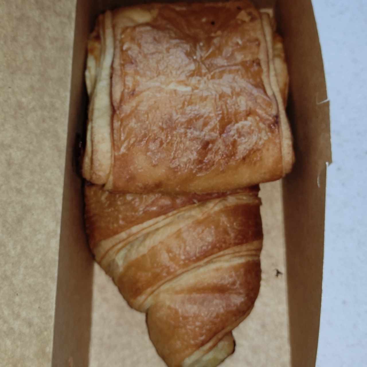 Croissant de jamón y croissant de pavo