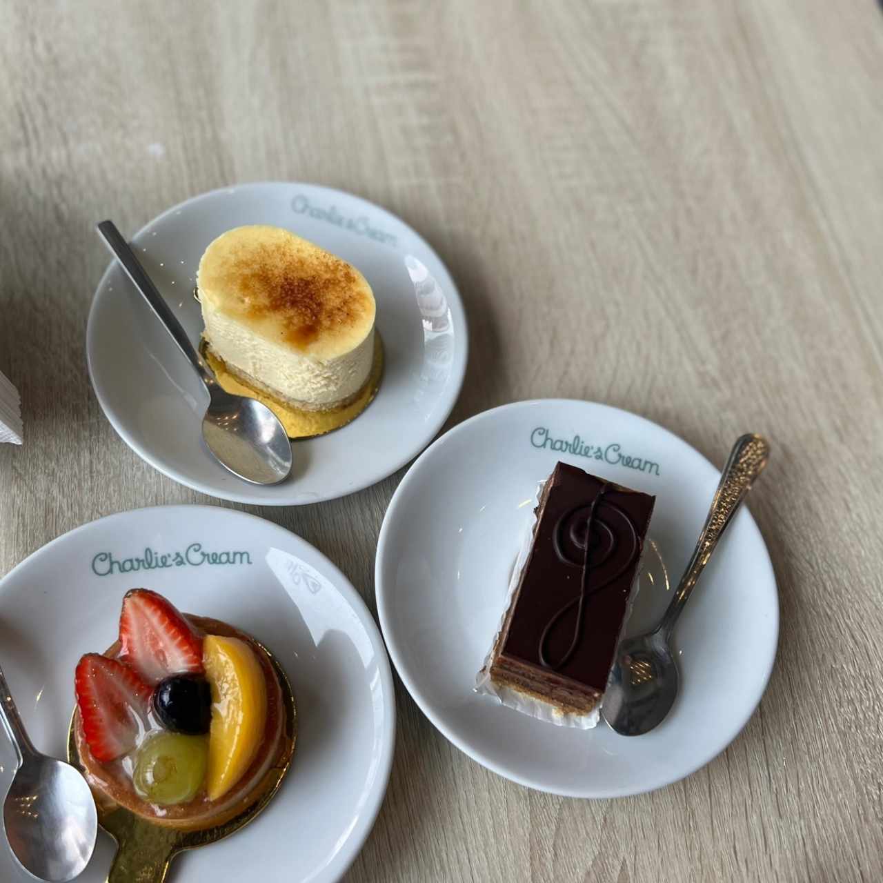 Tarta de frutas, mouse de Maracuya, mil hojas de chocolate