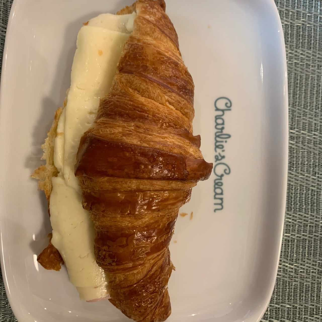 croissant de jamon y queso