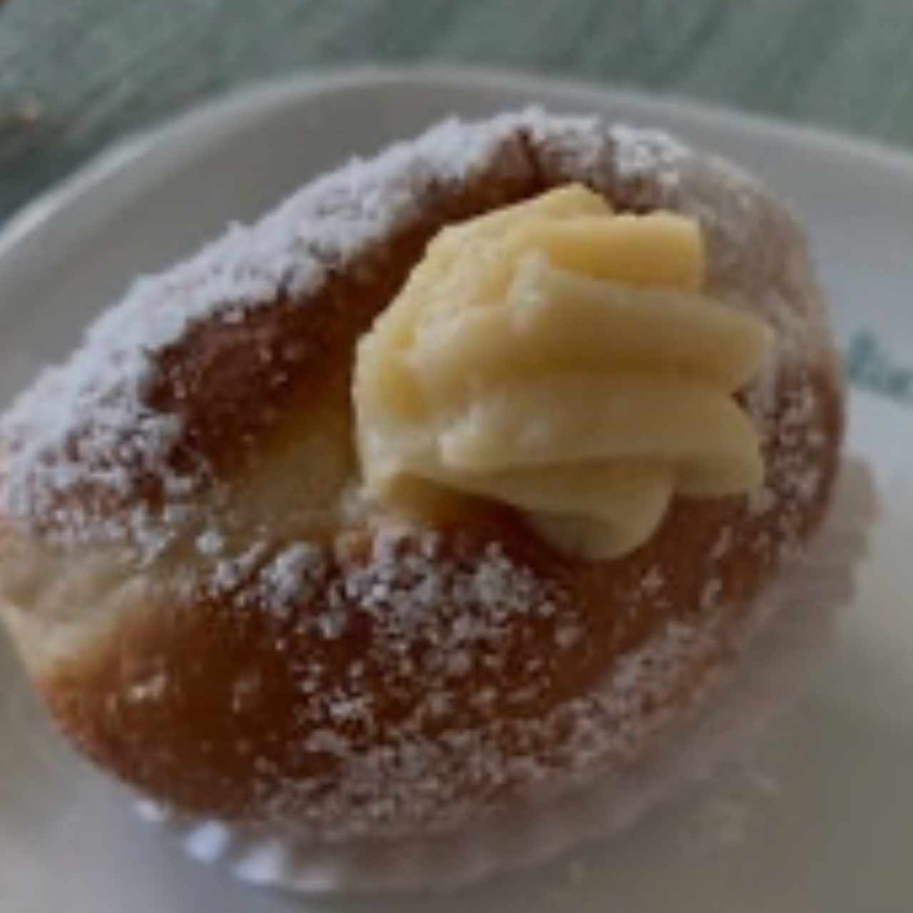 Bomba con crema pastelera 