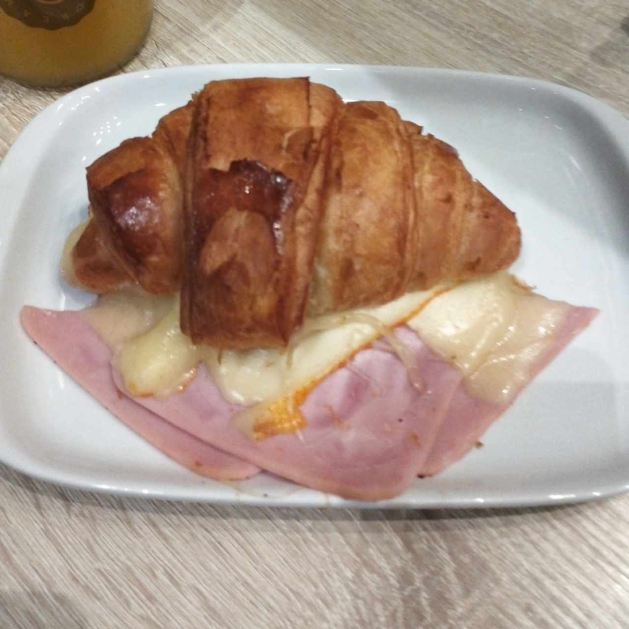 croissant de jamón con queso.